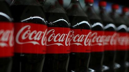 Botellas de Coca-Cola en un supermercado de Compton, California.