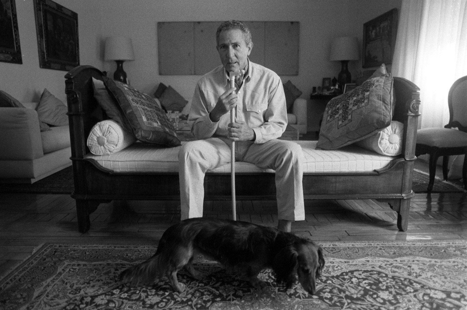 Antonio Gala con su perro en su domicilio de Madrid, en 1997. 