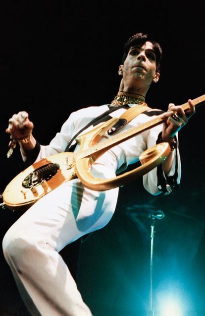 En 1993, coincidiendo con su cumpleaños y su polémica relación con su discográfica, Prince decidió cambiar su nombre por un símbolo impronunciable (el mismo que aparece en la portada de, su elepé, sin título, de 1992) que recuerda una P. Ese signo se hizo parte de su indumentaria (en forma de los más inesperados objetos, como en la imagen) y de su historia.