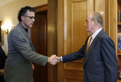 Don Juan Carlos saluda al diputado de Amaiur Xabier Mikel Errekondo Saltsamendi, a quien ha recibido en audiencia en el Palacio de La Zarzuela, en la ronda de consultas del Jefe del Estado para la investidura del presidente del Gobierno. 
