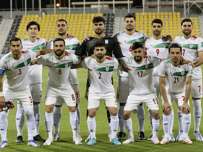 El equipo de Irán posa antes de un partido.