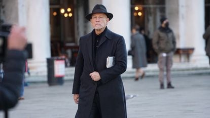John Malkovich, en el rodaje en Venecia en enero de 2022 de la serie 'Ripley', inspirada en la obra de Patricia Highsmith.