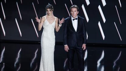 Los actores Clara Lago y Antonio de la Torre, durante la gala de los Premios Goya 2023.