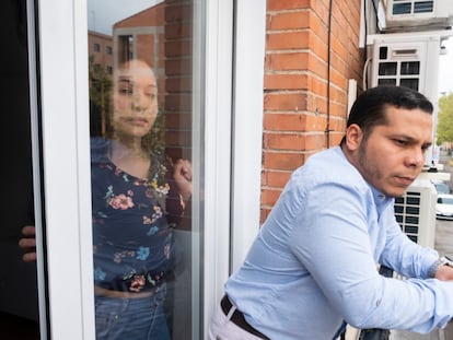 Yessica Moy y José Alejandro Pinto en su piso del distrito de Tetuán, en Madrid.