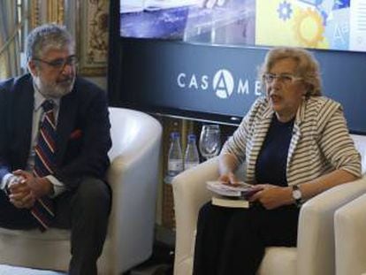 El economista jefe del BID, Jos&eacute; Juan Ruiz, y la alcaldesa de Madrid, Manuela Carmena, el lunes en Madrid. 