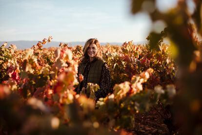 Xandra Falcó entre los viñedos que producen las uvas de su vino.