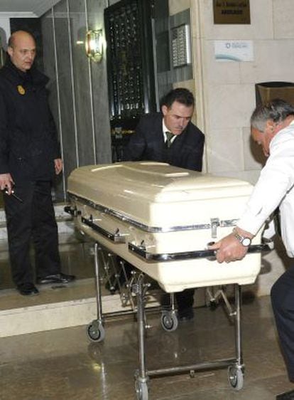 Los servicios funerarios sacan el cad&aacute;ver de un hombre de 65 a&ntilde;os en Granada.