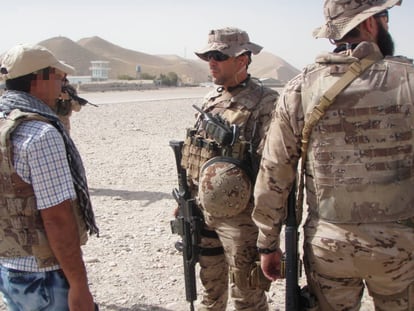 Ama (izquierda), intérprete afgano, trabajando con las fuerzas armadas españolas.