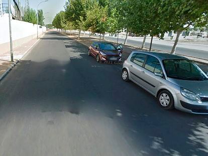 Vehículos aparcados en la avenida de los Deportes, junto a una instalación deportiva de la localidad extremeña de Villanueva de la Serena.