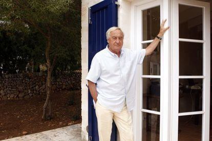 El escritor e hispanista neerlandés Cees Nooteboom, en su casa de Menorca en 2019.