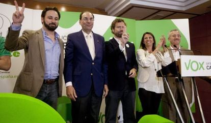 De izquierda a derecha miembros de Vox: Abascal, Vidal-Quadras, Espinosa de los Monteros, Velasco Vidal-Abarca, y Ortega Lara, el pasado 8 de mayo.