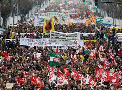 Los trabajadores amenazados por el cierre de la planta de Delphi se han visto respaldados estos días en sus manifestaciones de protesta por la población de Cádiz.