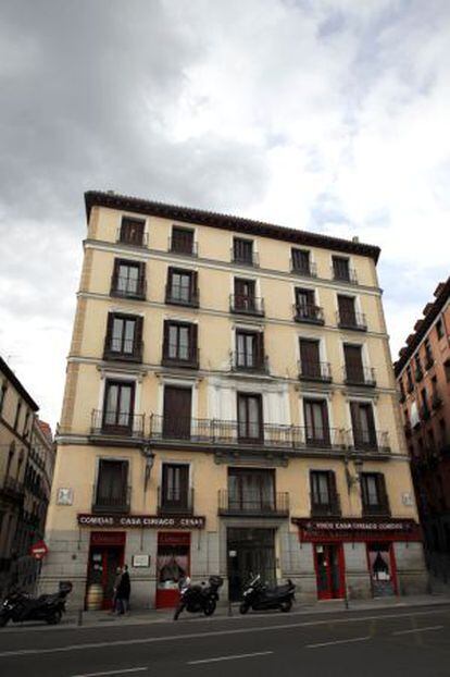 Edificio en el número 84 de la calle Mayor de Madrid. El balcón desde el que se cometió el atentado es el último en la esquina izquierda.