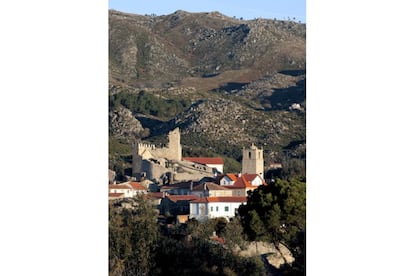 Una de las aldeas portuguesas que más gustaron al Premio Nobel José Saramago en sus andanzas portuguesas, está situada en la sierra de la Gardunha, conserva un castillo del siglo XII, una fuente barroca y un lagar comunitario cortado en la roca en el que se pisaba el vino.