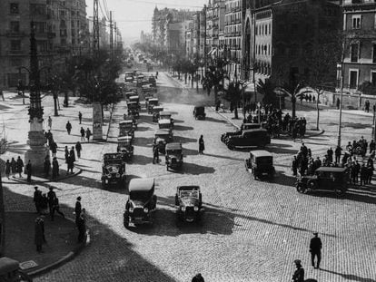 Trànsit a l'encreuament entre la Diagonal i el passeig de Gràcia, a Barcelona als anys 30.