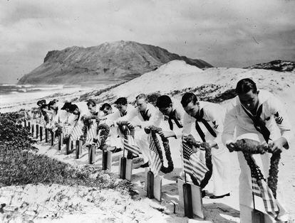 Marineros decoran las tumbas de soldados caídos en la base aérea de Kaneohe, Hawai, poco después del bombardeo lanzado por Japón el 7 de diciembre de 1941. Se calcula que 2.400 estadounidenses murieron en el ataque japonés, y que supuso su entrada en la Segunda Guerra Mundial.