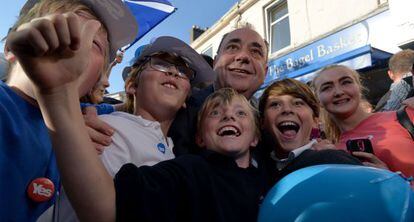 Alex Salmond, con partidarios de la independencia.