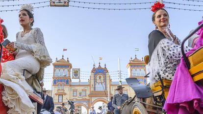 Un momento del Paseo de Caballos con la Portada al fondo en el Real de la Feria de Abril de Sevilla