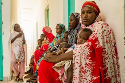 Un grupo de madres espera a que sus hijos sean atendidos en uno de los centros de MSF en Kousseri, que distribuye medicación contra la desnutrición aguda.