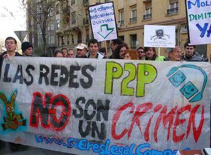 Un grupo de jóvenes en la manifestación a favor del intercambio de archivos en Madrid