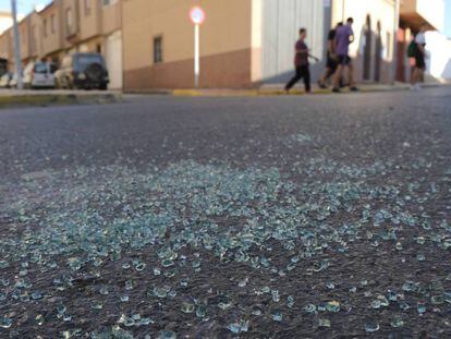 Cristales rotos del coche de la madre del niño asesinado en El Ejido (Almería). En vídeo, imágenes del suceso.