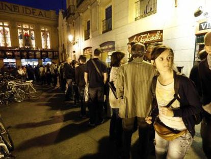 Colas de espectadores durante la Fiesta del Cine de octubre de 2013.