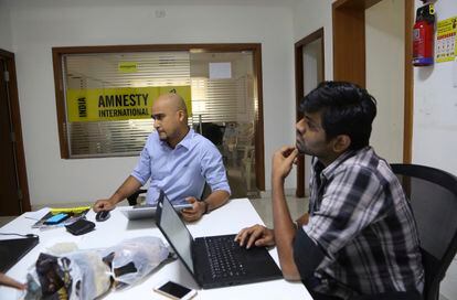 Dos empleados de Amnistía Internacional en las oficinas de Bangalore, India, en una foto de archivo de febrero de 2019