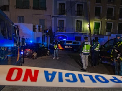 Efectivos de la Policía Nacional registraban este martes una vivienda del centro de Lanjarón (Granada) junto a uno de los dos detenidos en este municipio por su presunta relación con el atentado contra el cofundador de Vox y exdirigente del PP Alejo Vidal-Quadras.