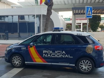 Un vehículo policial en Málaga, el pasado domingo.