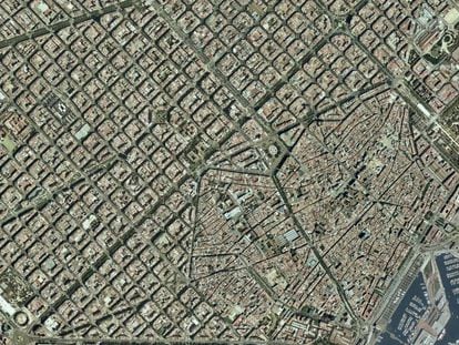 Vista aèria dels districtes barcelonins de Ciutat Vella i l'Eixample.