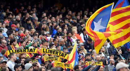 Aficionados del Barça piden libertar para los presos políticos.