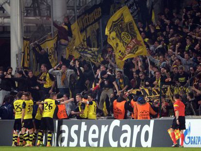 Los jugadores del Dortmund celebran el gol de la victoria.