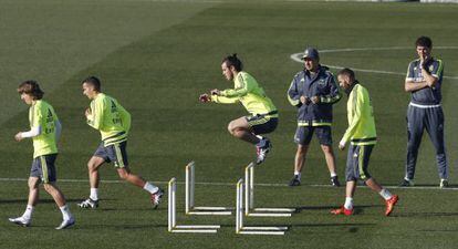 Rafa Benítez asiste con gorra al último entrenamiento del Madrid, ayer en Valdebebas.