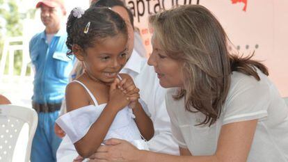 Mar&iacute;a Clemencia Rodr&iacute;guez con una menor del programa de atenci&oacute;n integral a la infancia que ella promueve en Colombia. 