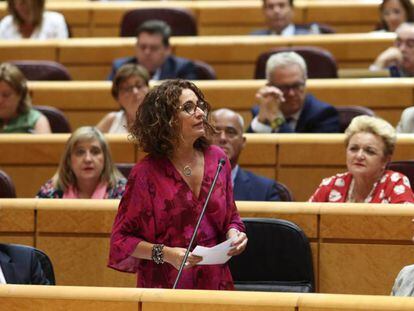 María Jesús Montero, ministra de Hacienda en funciones, en el Senado. En vídeo, su rifirrafe con el senador Fran Carrillo (Ciudadanos).