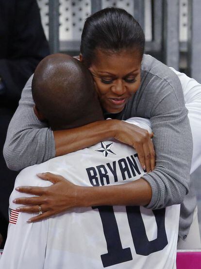 La primera dama Michelle Obama abraza al jugador Kobe Bryant al final del partido de baloncesto entre Estados Unidos y Francia para los Juegos Olímpicos de Londres 2012 en Londres, en julio de 2007.