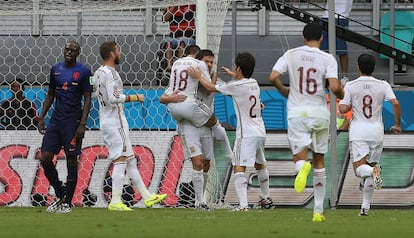 El equipo español celebra su primer gol en el mundial 2014