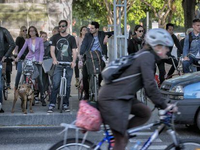 Carril bici a la plaça Tetuan de Barcelona.