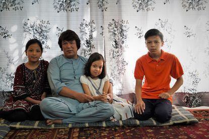 Mohammad Zarin, que fue intérprete de las tropas españolas en Afganistán, junto a sus hijos en Islamabad