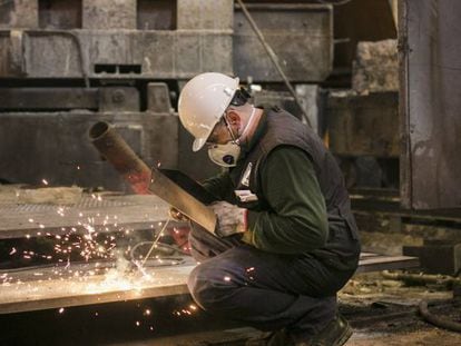 Una fase de la cadena de producción de la fábrica de acero de Thyssenkrupp en Terni (Italia). 