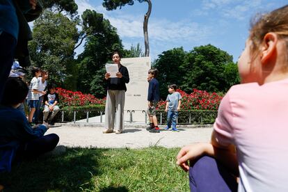 La directora de EL PAÍS, Pepa Bueno, durante la yincana literaria. 