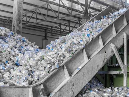 Planta de reciclaje de botellas de plástico en Uzbekistán.