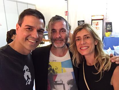 Jorge Martí, en el centro, con Pedro Sánchez y su esposa, Begoña Gómez, en el Festival de Benicàssim 2016. 