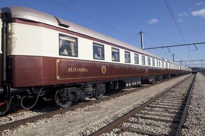 Exterior del vagón Alhambra, uno de los que conforman el convoy Al Ándalus. Otros trenes de lujo similares en España son el Transcantábrico Clásico, el Transcantábrico Gran Lujo y el Expreso de La Robla.