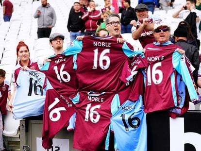 Aficionados del West Ham muestran las camisetas de Noble, uno de los últimos fichajes del club londinense.