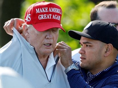 Walt Nauta, asistente personal de Donald Trump, le ajustaba el cuello antes de un torneo de golf en Sterling (Virginia), el 25 de mayo.
