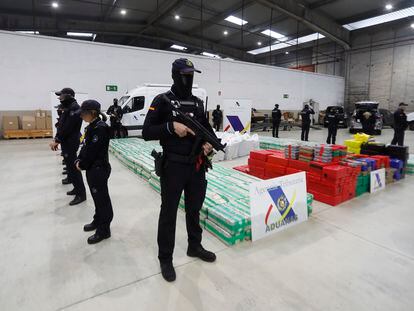 Un grupo de agentes custodiaban el lunes el alijo de ocho toneladas de cocaína hallado en un contenedor en el puerto de Algeciras (Cádiz).