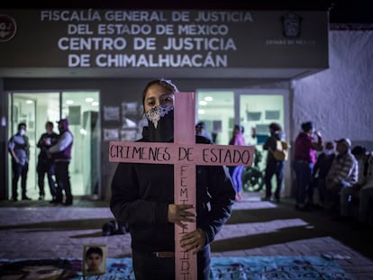 Una joven se manifiesta frente a la Fiscalía del Estado de México, en el municipio de Chimalhuacán, para exigir justicia por el feminicidio de Diana Velázquez.