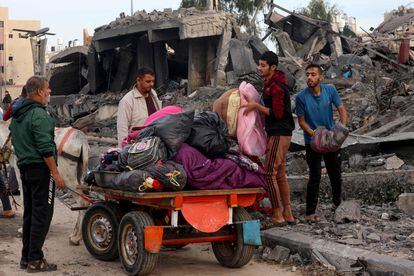 Un grupo de palestinos buscan objetos entre los escombros de los edificios bombardeados por Israel, este miércoles en Rafah. 