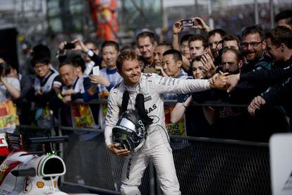 El alemán Nico Rosberg celebra su victoria en el GP de China, en Shanghái.
